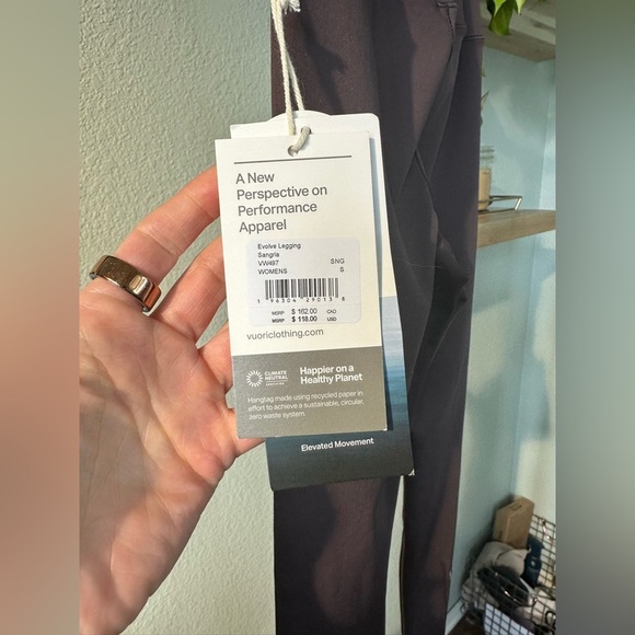 Vuori | Evolve Legging in Sangria - Picture 9 of 10